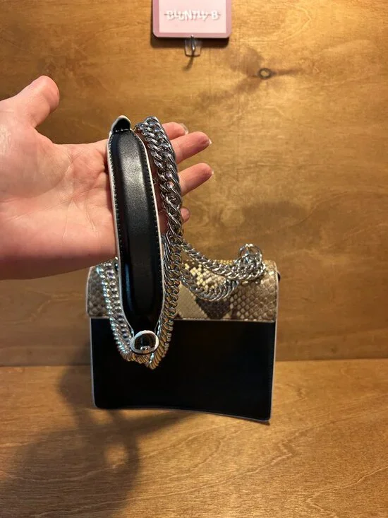 Authentic Fendi Kan Chain Shoulder Bag in Black Calfskin and Scalloped Snakeskin - Picture 9 of 12